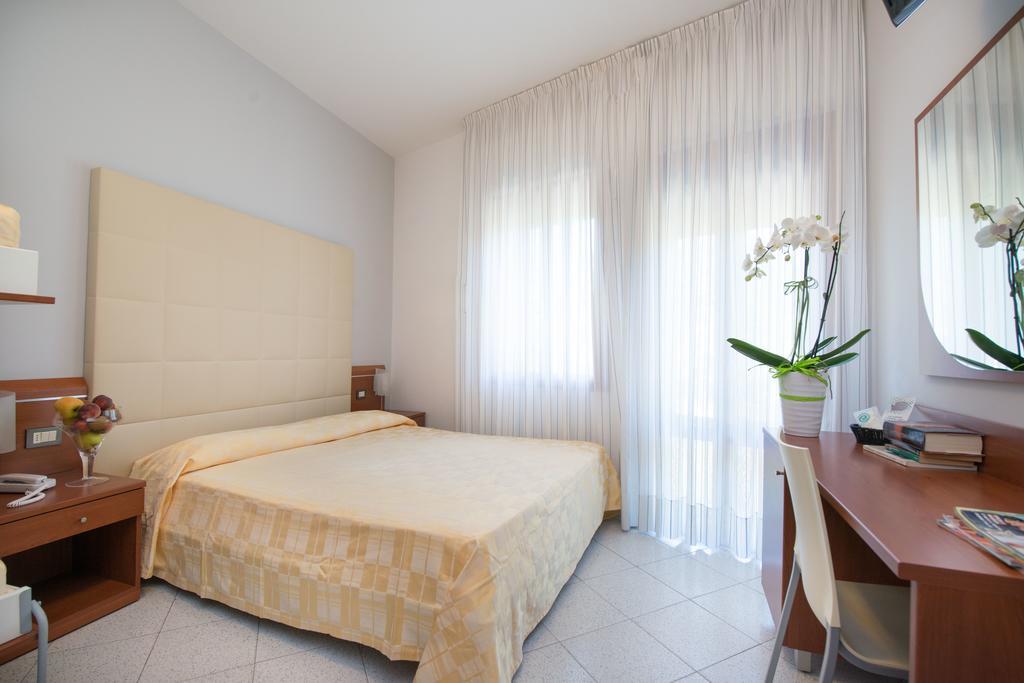 Albergo Arcobaleno Sottomarina Rum bild