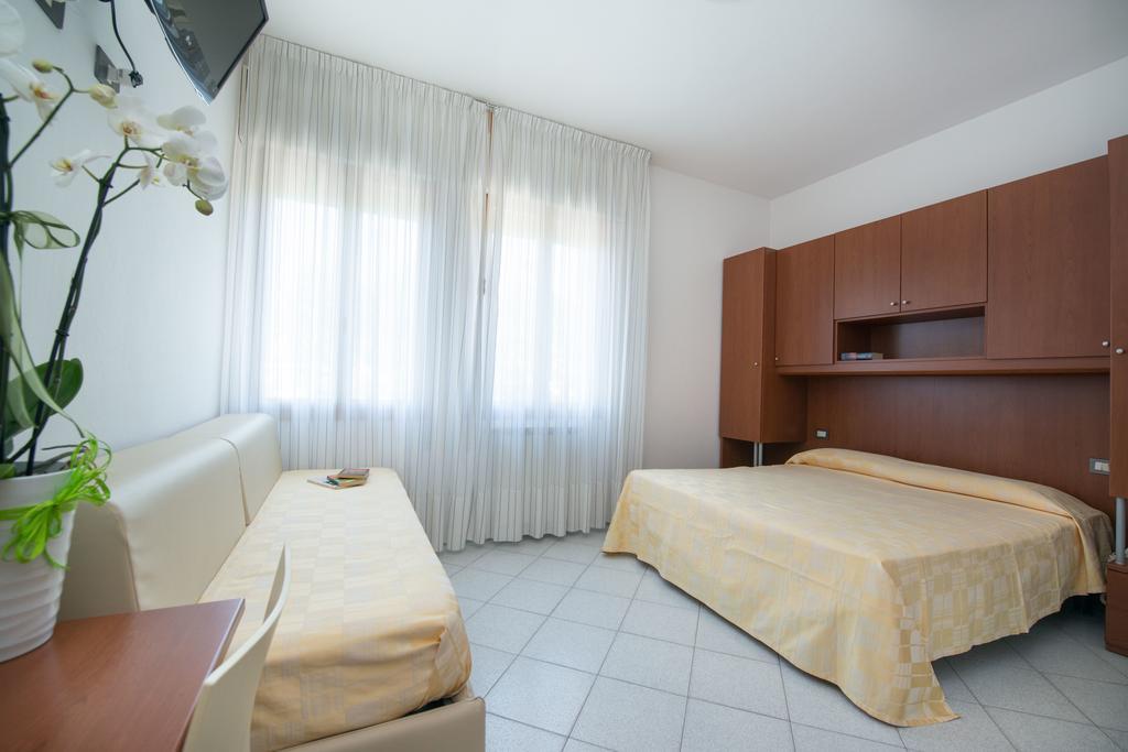 Albergo Arcobaleno Sottomarina Rum bild